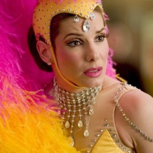 Piume rosa e gialle per Sandra Bullock in una scena di Miss Congeniality 2: Armed and Fabulous