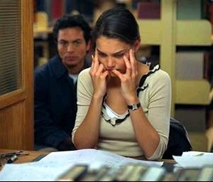 Katie Holmes e Benjamin Bratt in una scena di Abandon