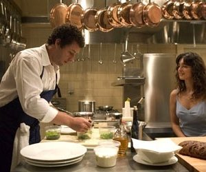 Adam Sandler e Paz Vega in una scena di Spanglish