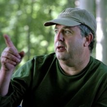 Il regista Roger Michell sul set de L'amore fatale