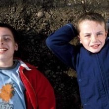 Lewis McGibbon e Alex Etel in una scena di Millions