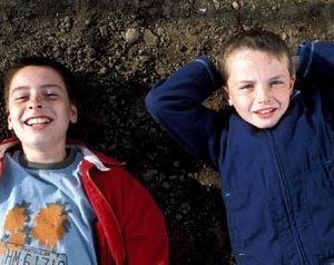 Lewis McGibbon e Alex Etel in una scena di Millions