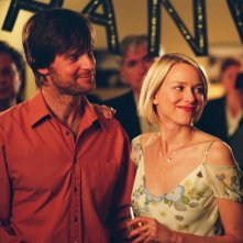 Peter Krause e Naomi Watts in una scena di I giochi dei grandi