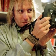 Rhys Ifans in una scena de L'amore fatale