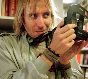 Rhys Ifans in una scena de L'amore fatale