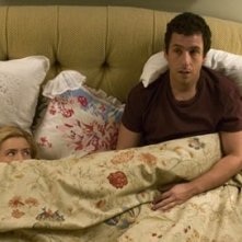 Tea Leoni ed Adam Sandler in una scena di Spanglish