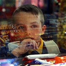 Un dolcissimo primo piano di Alex Etel in una scena di Million