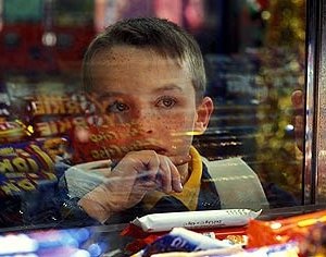 Un dolcissimo primo piano di Alex Etel in una scena di Million