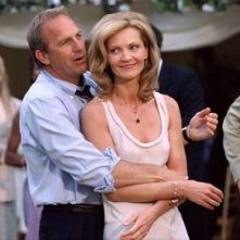 Joan Allen e Kevin Costner in una scena di Litigi d'amore