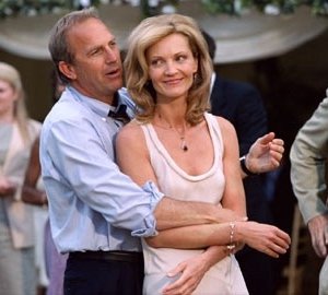 Joan Allen e Kevin Costner in una scena di Litigi d'amore