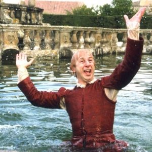 Manlio Dovì in una scena di E ridendo l'uccise