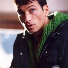 Costantino Vitagliano in una scena di Troppo belli