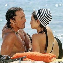 Matthew McConaughey con Penelope Cruz in una scena di sahara