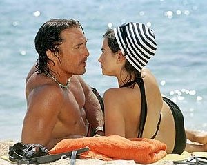 Matthew McConaughey con Penelope Cruz in una scena di sahara