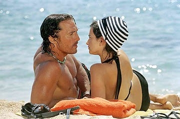 Matthew McConaughey con Penelope Cruz in una scena di sahara