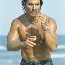 Un sexy Matthew McConaughey in una scena di Sahara
