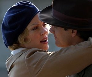 Charlize Theron e Stuart Townsend in una scena di Gioco di donna