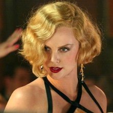 La bionda Charlize Theron in una scena di Gioco di donna