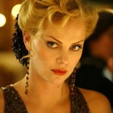 Charlize Theron in una sequenza di Gioco di donna