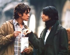 Riccardo Scamarcio con Francesca Inaudi in una scena de L'uomo perfetto
