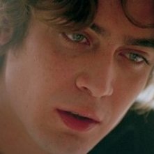 Primo piano di Riccardo Scamarcio in una scena de L'uomo perfetto