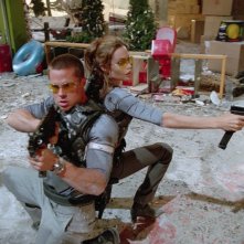 Brad Pitt con Angelina Jolie in una scena di Mr. and Mrs. Smith