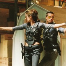 Brad Pitt e Angelina Jolie in una scena d'azione di Mr. and Mrs. Smith