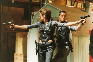 Brad Pitt e Angelina Jolie in una scena d'azione di Mr. and Mrs. Smith