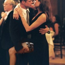 Brad Pitt e Angelina Jolie in una scena di Mr. and Mrs. Smith, sul set del quale iniziarono la loro storia d'amore