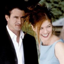 Debra Messing e Dermot Mulroney in una scena di The Wedding Date