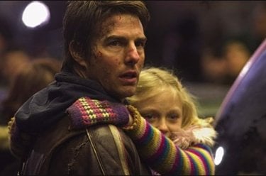 Tom Cruise e Dakota Fanning in una scena del remake de La guerra dei mondi