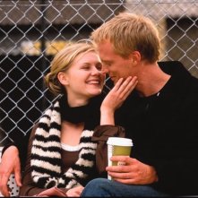 Attimi di tenerezza tra Kirsten Dunst e Paul Bettany in una scena del film Wimbledon