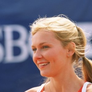 Primo piano di Kirsten Dunst in una scena del film Wimbledon