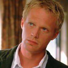 Il fascinoso Paul Bettany in una scena del film Wimbledon