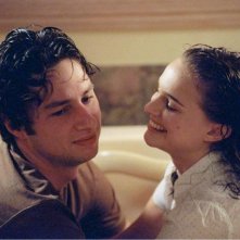 Zach Braff con Natalie Portman in una scena del film La mia vita a Garden State