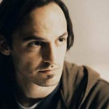 Fabrizio Rongione in una scena di Tartarughe sul dorso