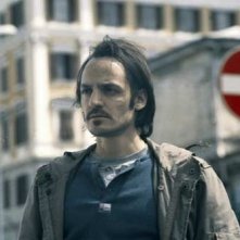 Fabrizio Rongione in una scena di Tartarughe sul dorso