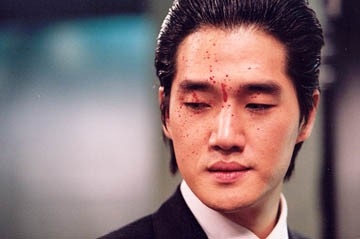 Ji-tae Yu in una scena di Old Boy, diretto da Park Chan-Wook