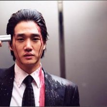 Ji-tae Yu in una scena di Old Boy, del 2003