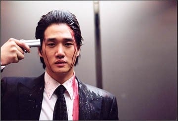 Ji-tae Yu in una scena di Old Boy, del 2003