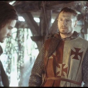 Orlando Bloom con Liam Neeson in una scena de Le crociate