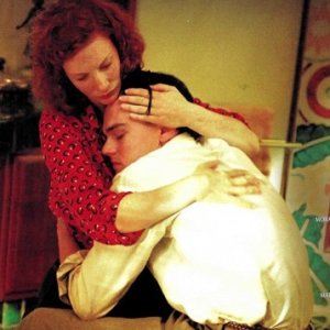 Abbraccio tra Katherine Hepburn e Howard Hughes in The Aviator