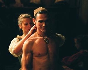 Billy Crudup e Claire Danes in una scena di Stage Beauty