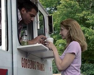 Bobby Cannavale e Patricia Clarkson in una scena di The Station Agent