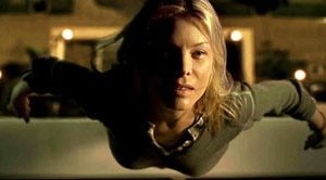 Deborah Kara Unger in una scena di White Noise