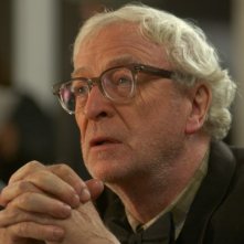 Michael Caine in una scena di Dietro l'angolo