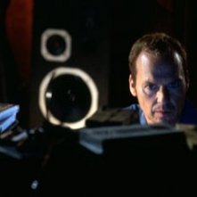 Michael Keaton in una scena di White Noise