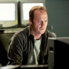 Michael Keaton in una scena di White Noise