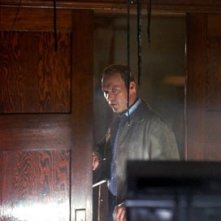 Michael Keaton in una scena di White Noise