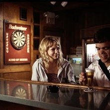 Michelle Williams e Peter Dinklage in una scena di The Station Agent